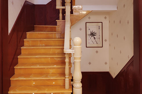 武都中式别墅室内汉白玉石楼梯的定制安装装饰效果
